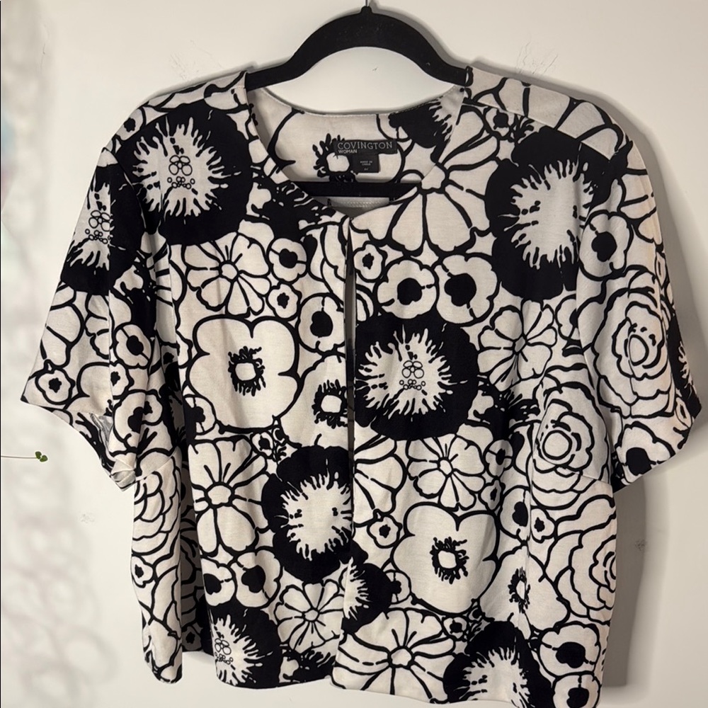 Covington EUC short sleeve cardi/shrug. Black and white floral